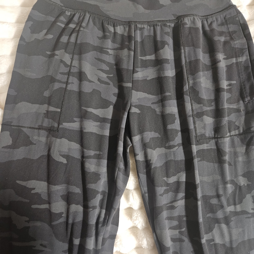 Athleta Salutation Camo Print Active Joggers - Dark Gray
